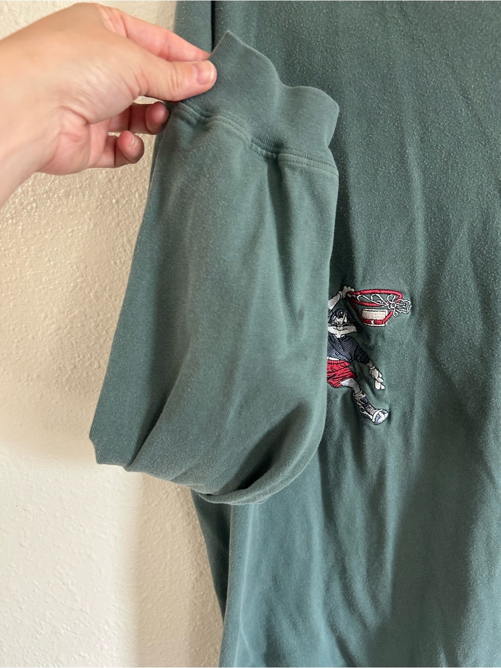 Vintage 1995 Warner Bros Bugs Bunny Basketball Embroidered Long Sleeve Mens XL - Picture 5 of 9